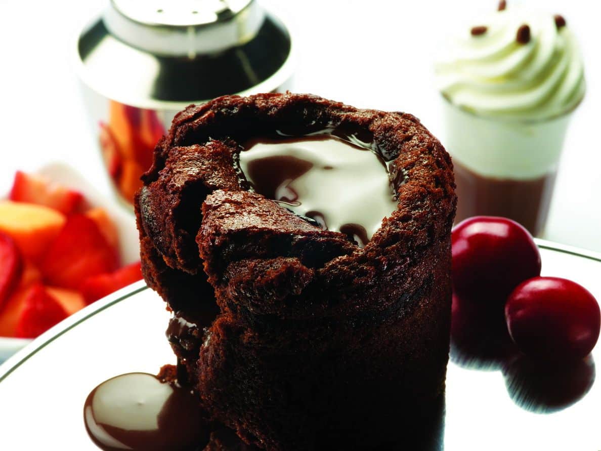 סופלה שוקולד ללא גלוטן מוגש עם גלידת קרם וניל בעבודת יד, שייקר שוקולד חם, ושוט שוקולד קר עם קצפת