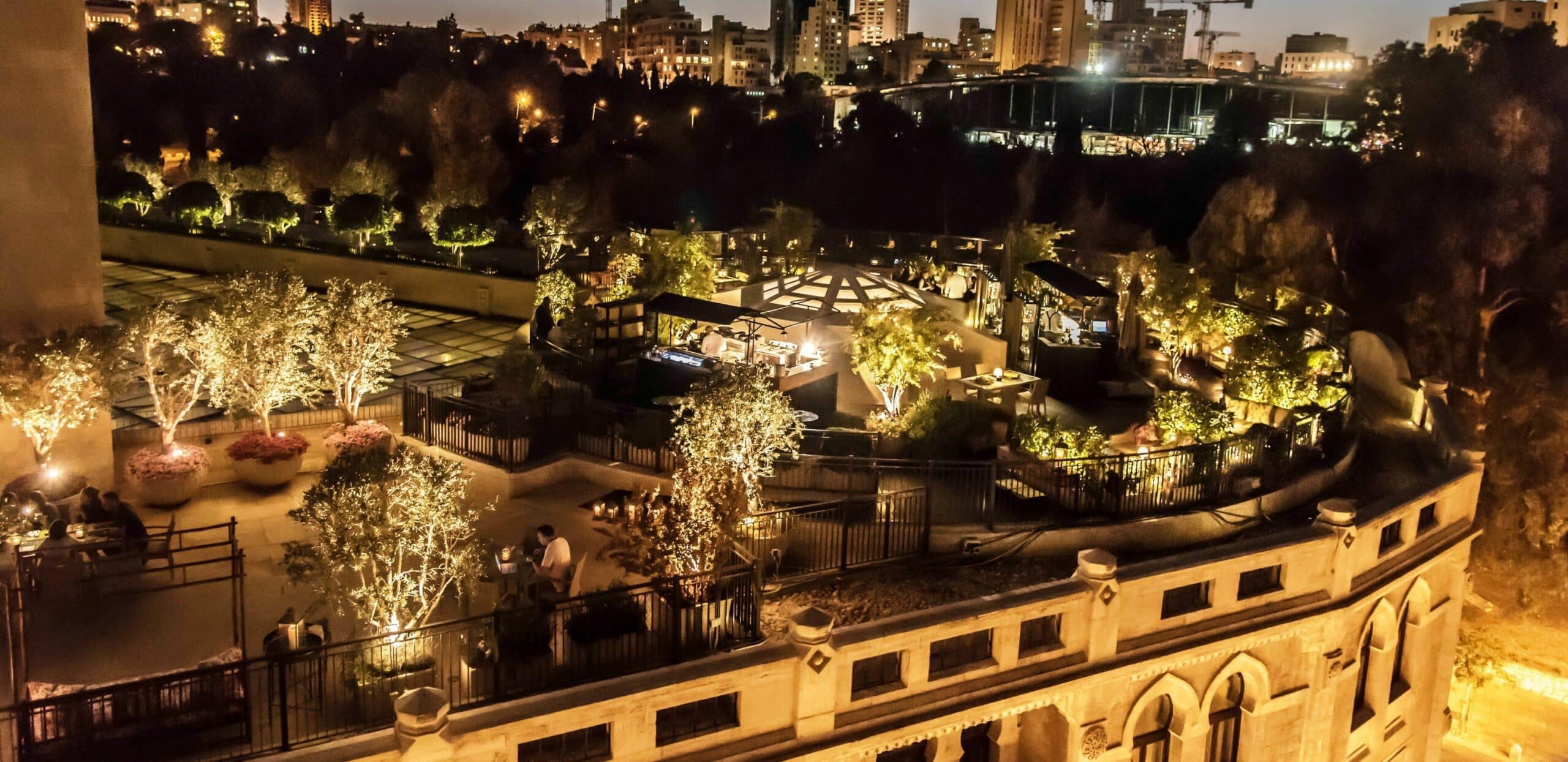 בר הקיץ של מלון וולדורף אסטוריה משקיף על קו הרקיע של ירושלים