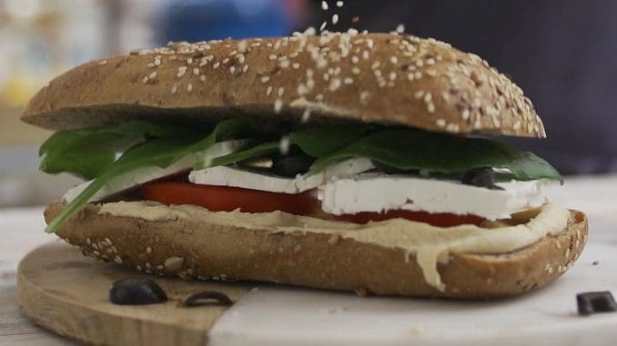 מוסיפים פרוסות של גבינה בולגרית וזיתים שחורים
