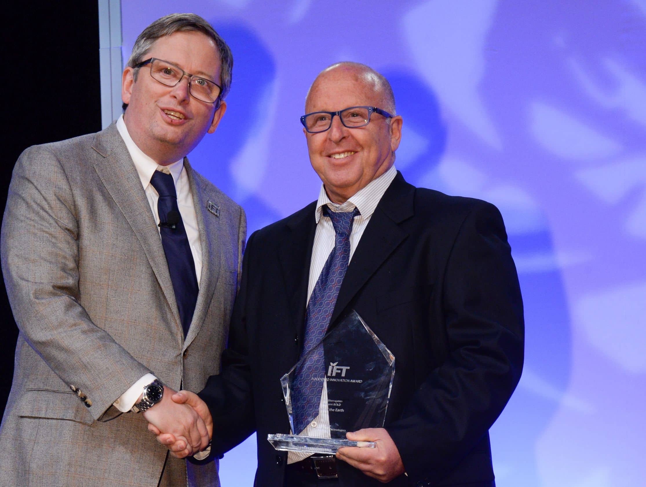 בתמונה פרופ' ג'ון קופלנד נשיא IFT מעניק את הפרס לדוביק טל מנכ"ל 'מלח הארץ'