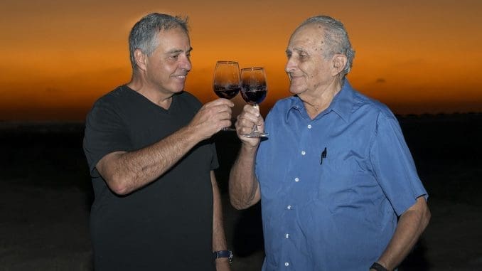 היין מיוצר על פי הידע הרב והניסיון אותו צברו פרופסור ברבדו (מימין) ופרופסור שוסיוב