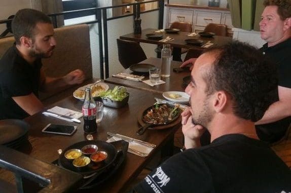 נראה היה שיש חברות בין המלצרים, ושהצוות מסתדר יחד מצוין
