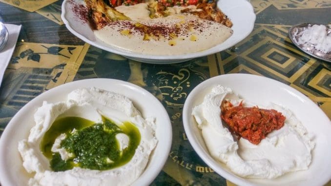 לבאנה שהוגשה בשתי צורות וחצילים בטחינה