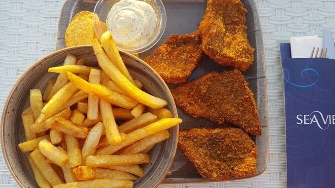 פיש אנד צ'יפס – דג אמנון מטוגן בבלילה, עם כמות יפה של צ'יפס שנחתך במקום ואז טוגן