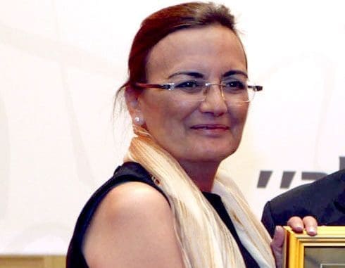 צינה אבידן ז"ל - ב-2007 ייננית היקב בקיבוץ אייל. היום ניתן לשתות לזכרה עם כוסות היין המוצבות ליד קברה ברעננה