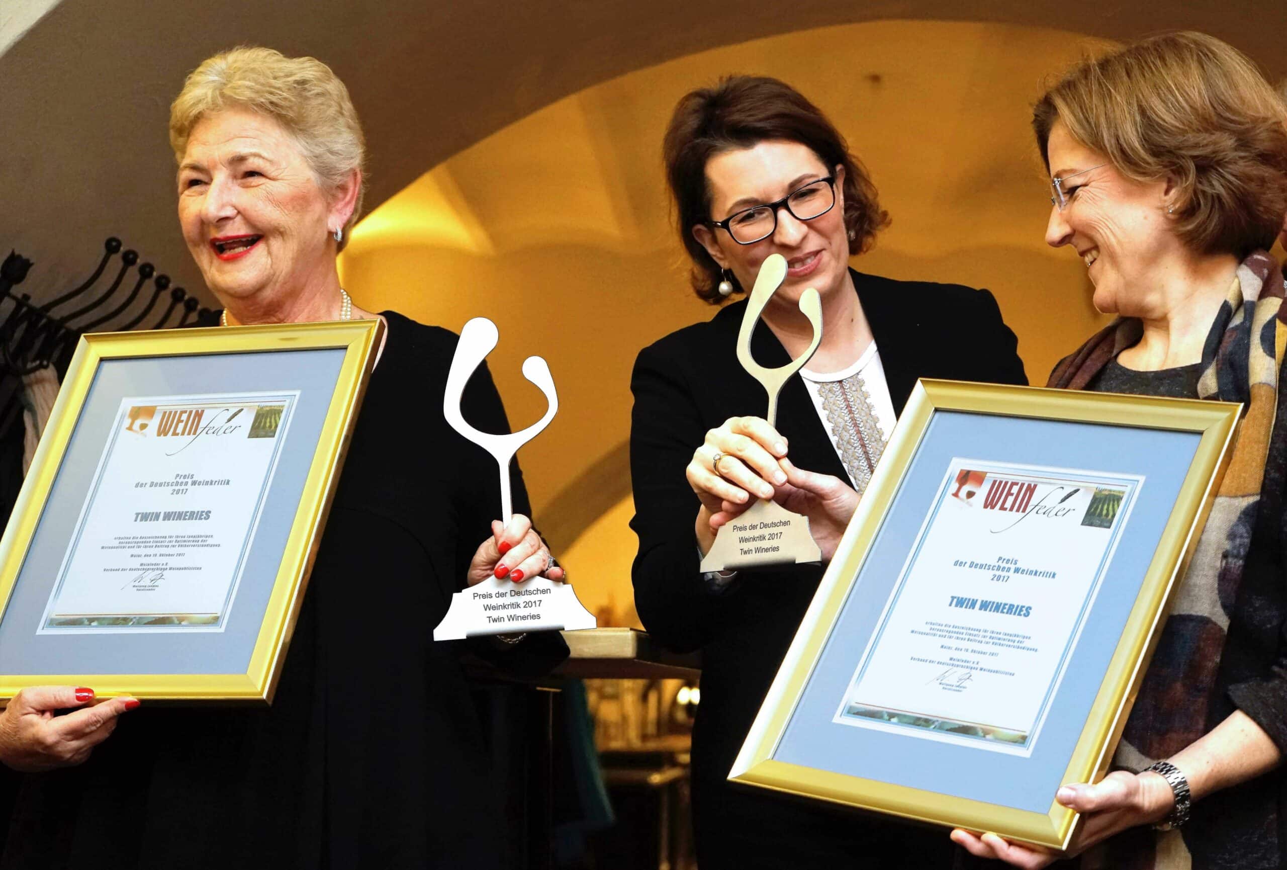 מקבלות את הפרס: רנה זלצמן (משמאל) ואווה ראפס (מימין). במרכז רומנה אשנספרגר, Master of Wine