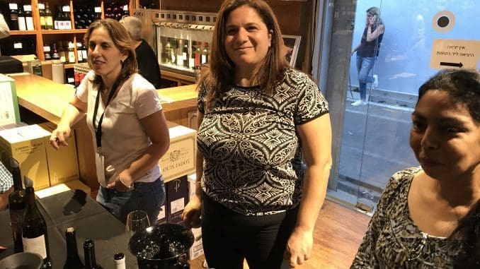 נשים בתעשייה: מימין לשמאל אירית פלגרינו מיקב לה טרה פרומסה, אושרת גזר - מנהלת מרכז המבקרים ביקב עמק האלה, שרון כהן מיקב רוגלית