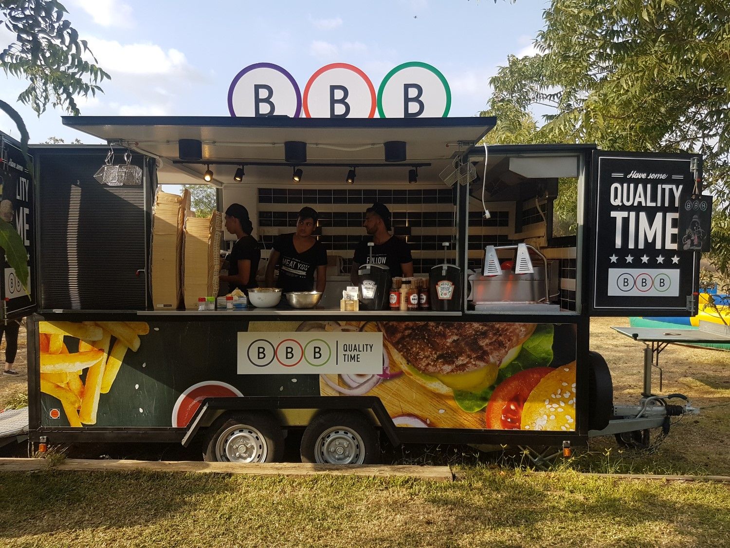 מסעדת המבורגרים ניידת על גלגלים:  BBB Food Truck