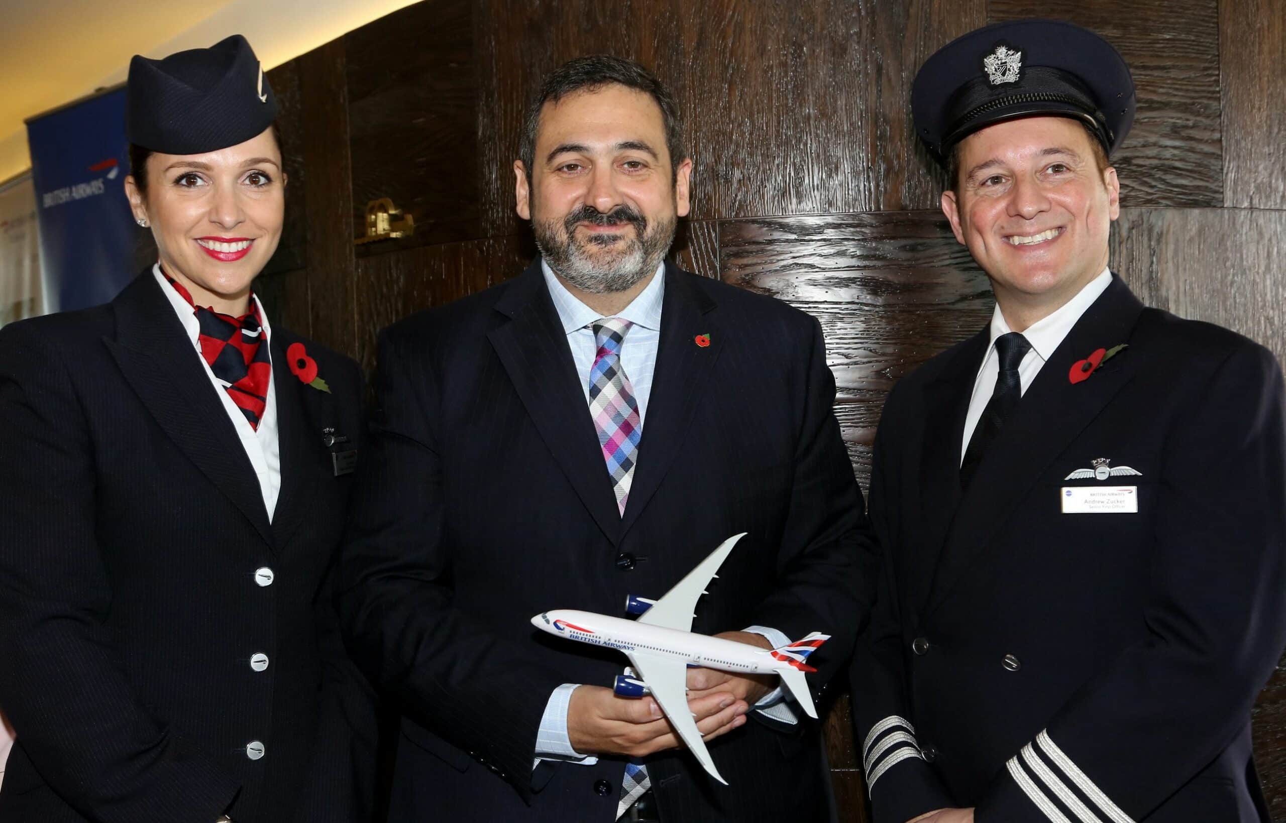 אלכס כרוז עם הדיילת ליסה אלן והטייס אנדרו צוקר