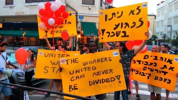 לפי התובעים: הנהלת המסעדה הודיעה לעובדים כי יילקחו מהם הטיפים, וזאת בניגוד לנהוג במקום ולחוזה העבודה שלהם