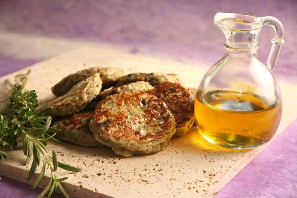 מוסיפים קמח, ביצים, ואת טבליות הפטרוזיליה, כוסברה והבצל המטוגן