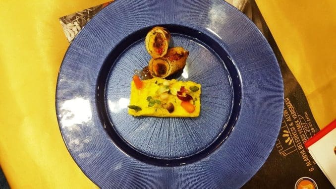 המנה הזוכה: ולוטין של עוף ממולא בטנזיה על מצע פולנטת תירס עם ירקות ועלי מיקרו. צילום יוסף חנוכה