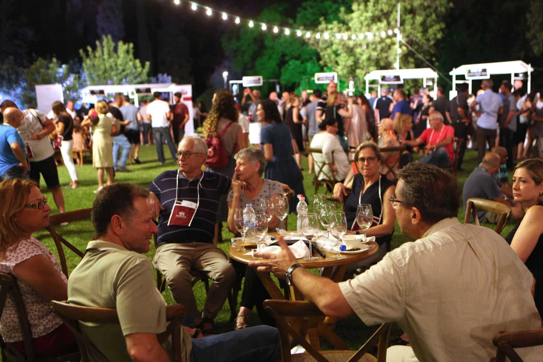 פסטיבלים ותערוכות יין צריכים לעבוד ביעילות רבה יותר על קידום תיירות היין . בתמונה הפסטיבל ברמת הנדיב. צילום דוד סילברמן dpsimages