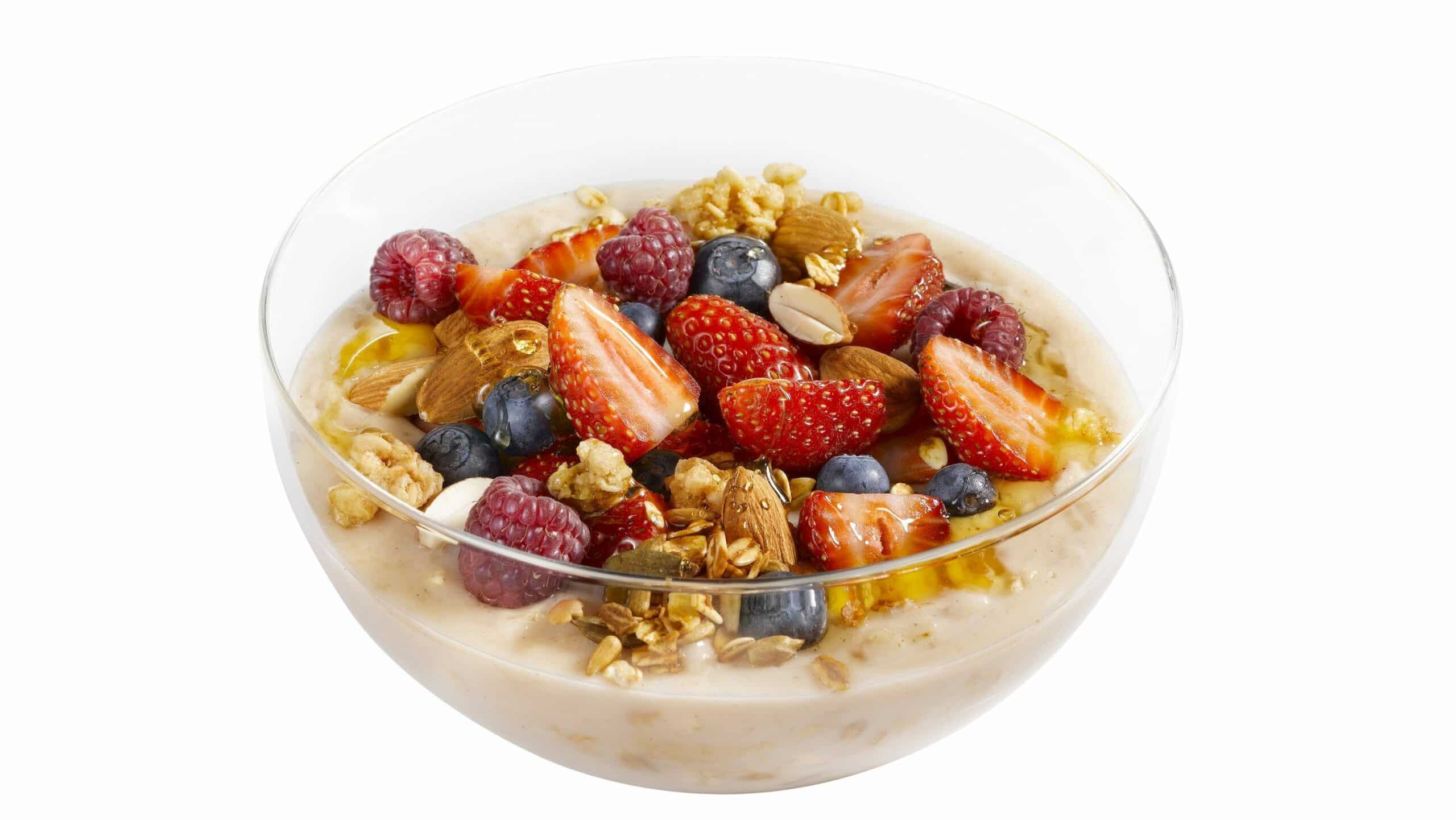 hot bowl berries - מעדן שיבולת שועל חם, פטל, אוכמניות, קוקוס קלוי, שקדים, גרנולת הבית. צילום רונן מנגן