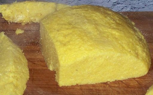 למשל פרוסת ממליגה עם 2 כפות גבינה 5% או גבינה צהובה 9%  מפוררת.  צילום מוויקיפדיה