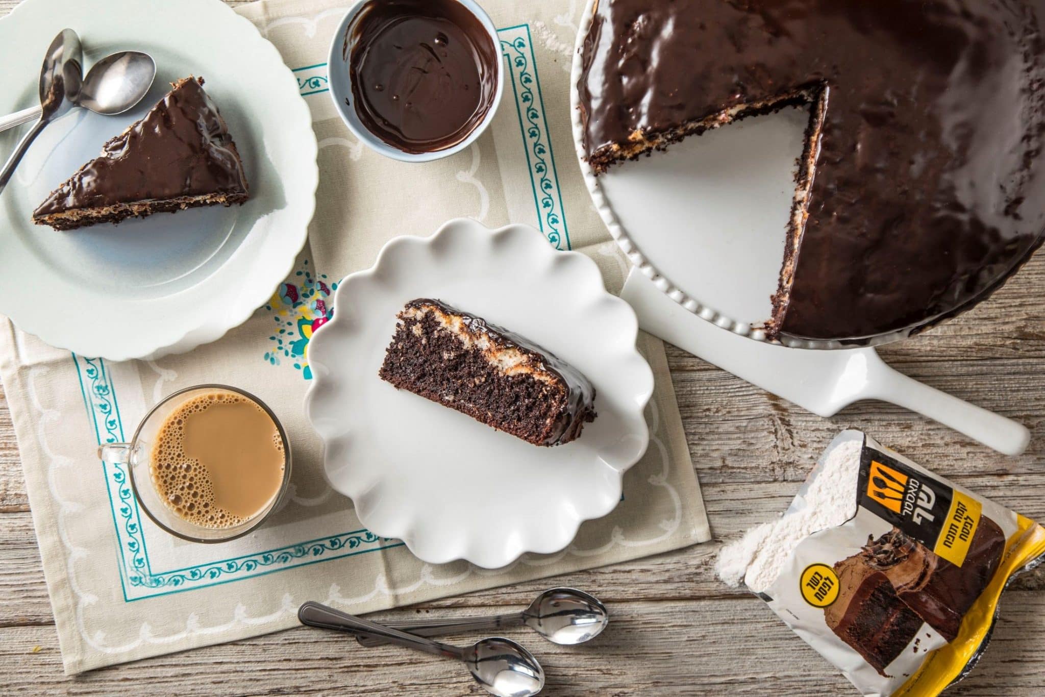 בקערה ממיסים יחד במיקרוגל שמנת מתוקה ו-200 גרם שוקולד מריר עד לקבלת גנאש מבריק אותו יוצקים על העוגה .צילום המערכת