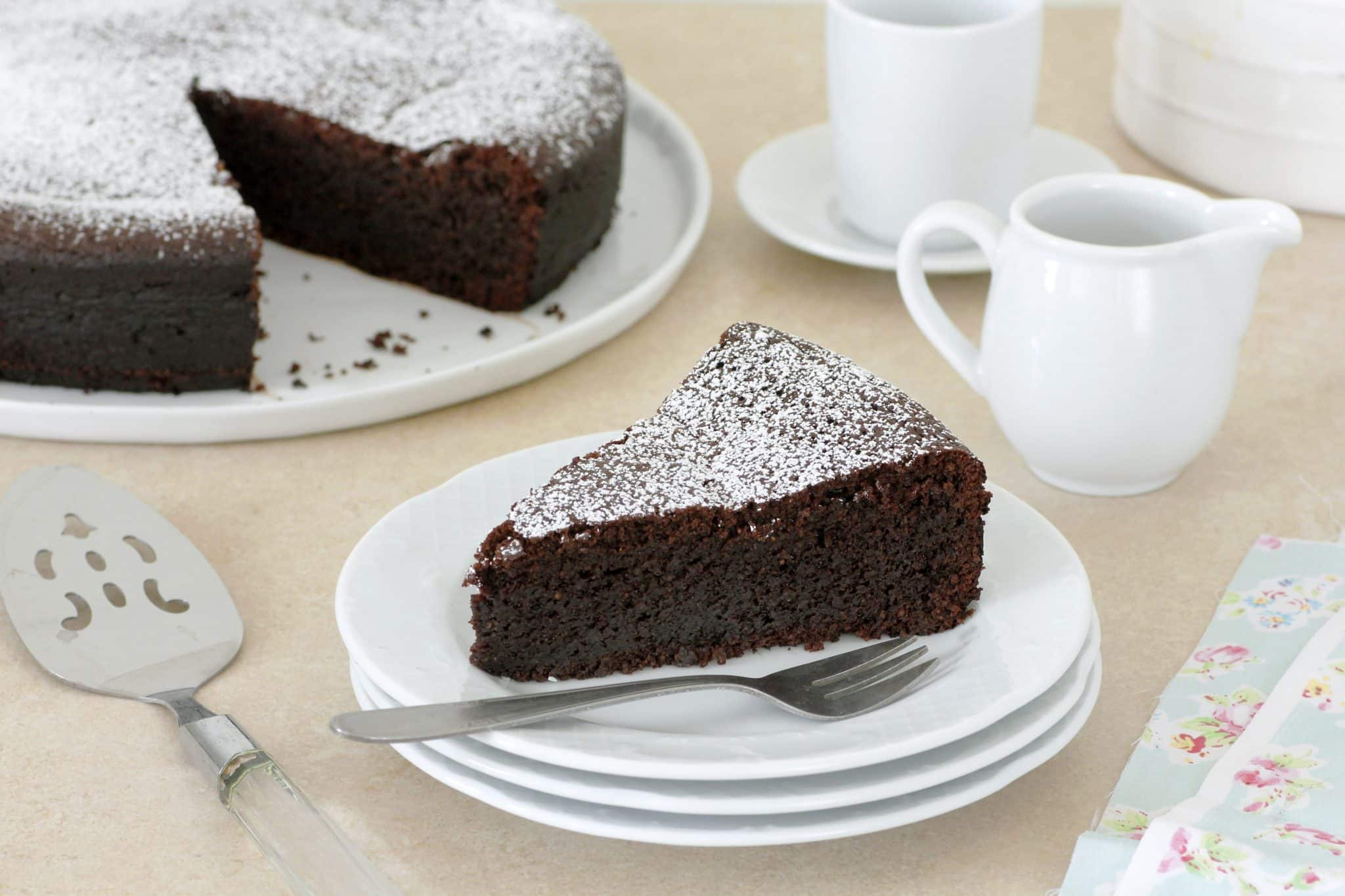 אם רוצים עוגה קצת יותר מתוקה אפשר להשתמש ב-100 גרם שוקולד מריר ו-100 גרם שוקולד חלב. צילום וסטיילינג נטלי לוין