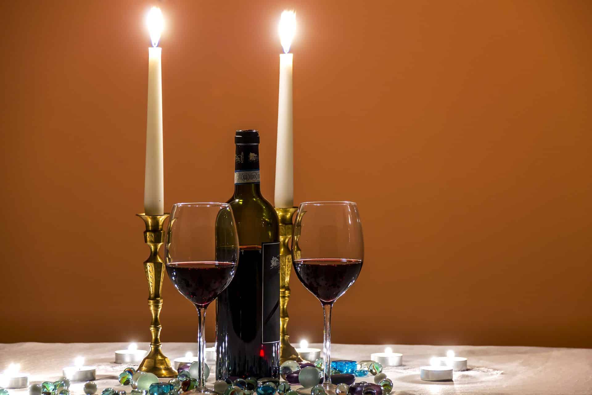 כה כתב הרמב"ם: "ארבעה כוסות האלו צריך למזוג אותן כדי שתהיה שתייה עריבה, הכל לפי היין ולפי דעת השותה". צילום pixabay