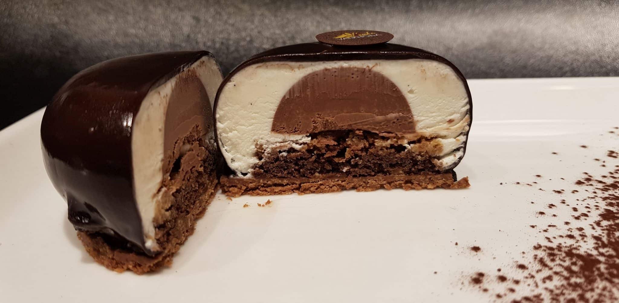 את הקראנצ' נוגט לעוגה מכינים מ-100 גרם שוקולד מריר ולרונה, 100 גרם מחית נוגט ולרונה ו- 90 גרם קורנפלקס. צילום אסף לוי