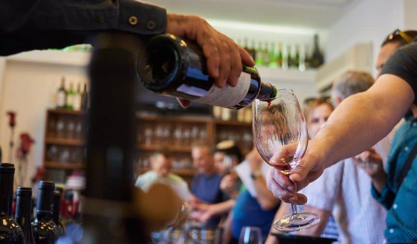 בטעימה יינות מיוחדים ויינות שמייצגים את תעשיית היין הישראלית והתפתחותה בעשורים האחרונים. צילום ולדיסלב גורמיק
