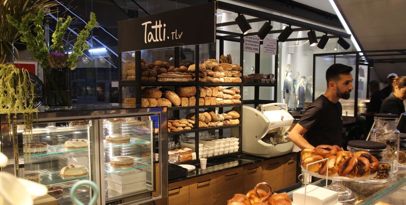 Tatti Bakery בתל אביב ממוקם בקומה התחתונה של הקניון בצמוד לחנות זארה