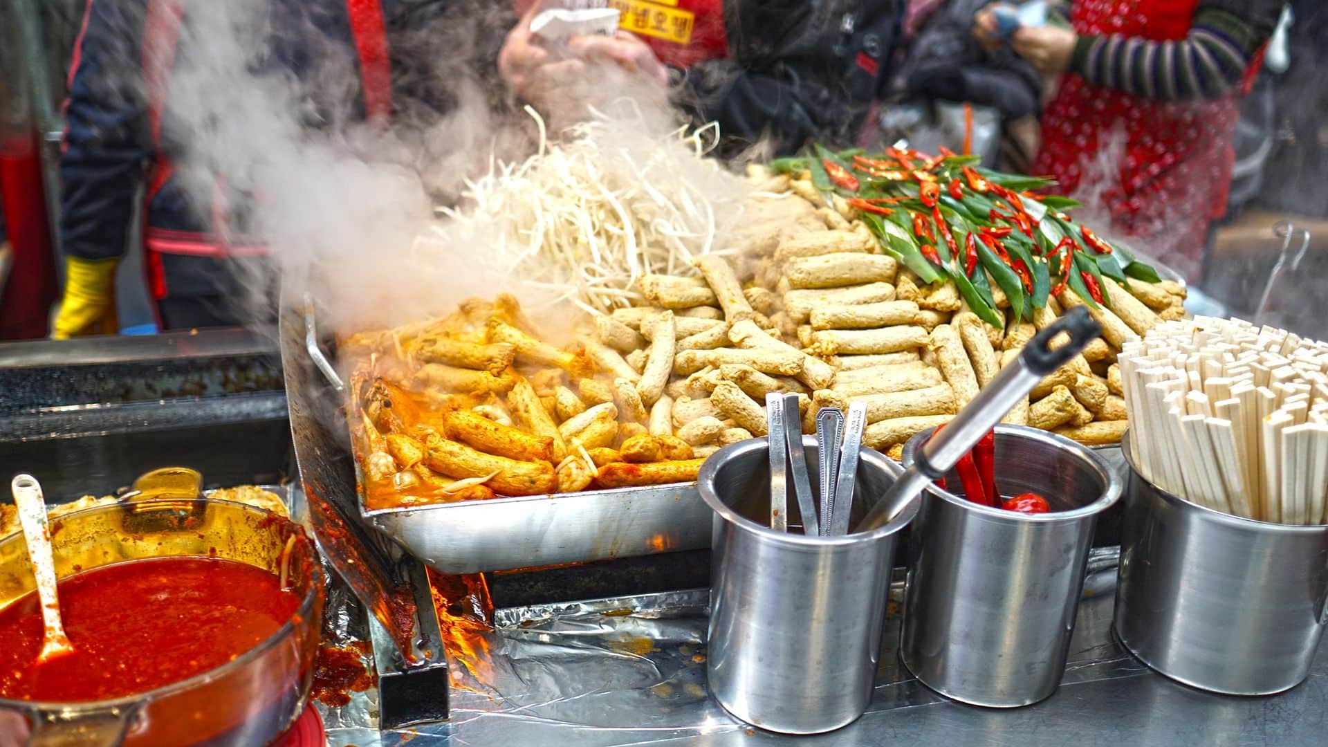 מטיילים בעולם נוטים לחפש שווקי אוכל רחוב כדי להתנסות באוכל מקומי
