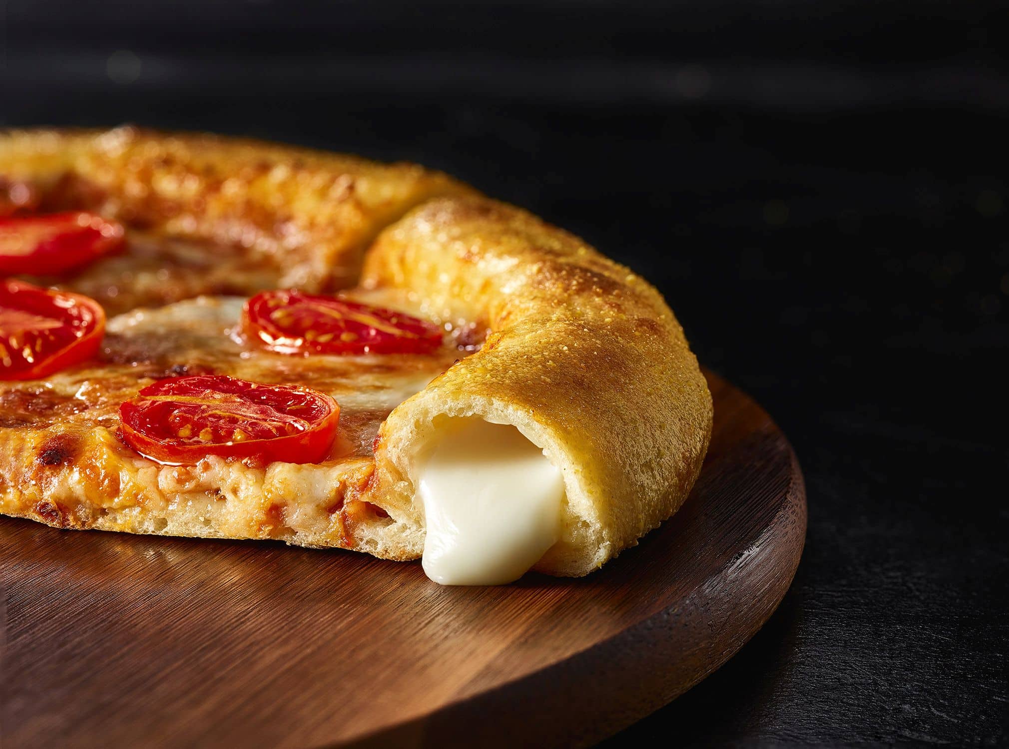 פיצה משפחתית המציעה מילוי גבינות שנועדו לתת ביסים טעימים במיוחד לקראת סוף הפיצה
