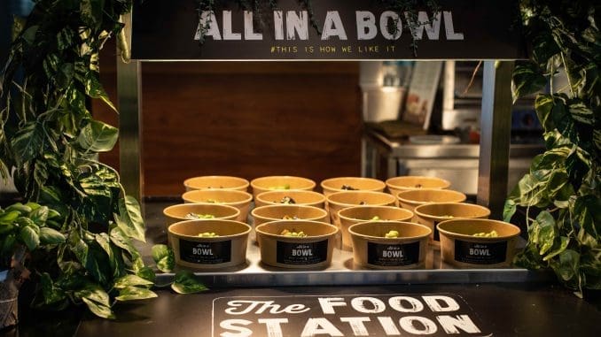 All in a bowl –  יישום הקונספט הקולינרי "הכל בקערה" בווריאציה טבעונית אסיאתית עם קוביות טופו ומגוון ירקות ירוקים. צילום שני בריל