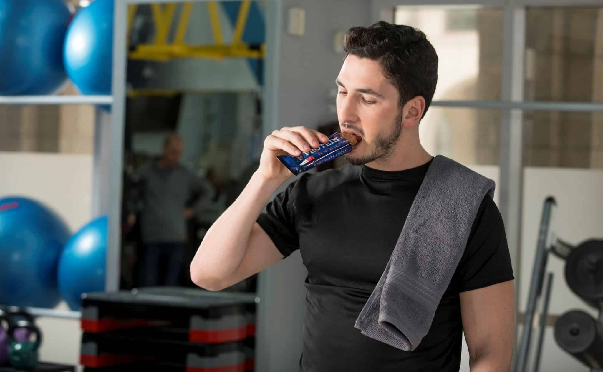 כיצד לשלב חטיפי חלבון בשגרת אימונים?