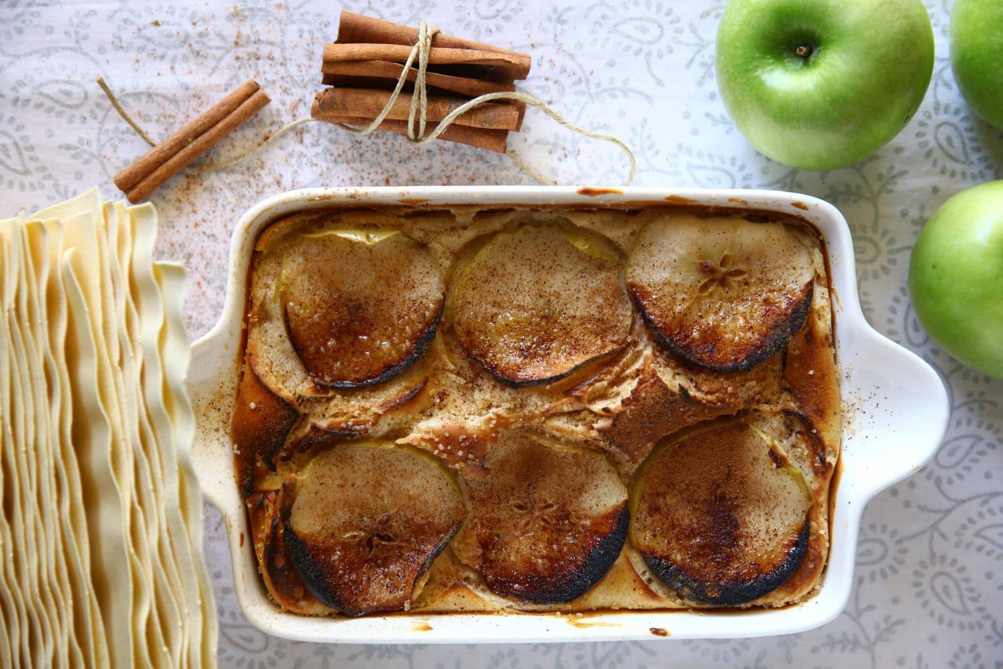 פורסים את תפוחי העץ לפרוסות בעובי 2-3 מ"מ. מטגנים אותן במחבת עם מעט חמאה מומסת וסוכר חום. צילום ברילה