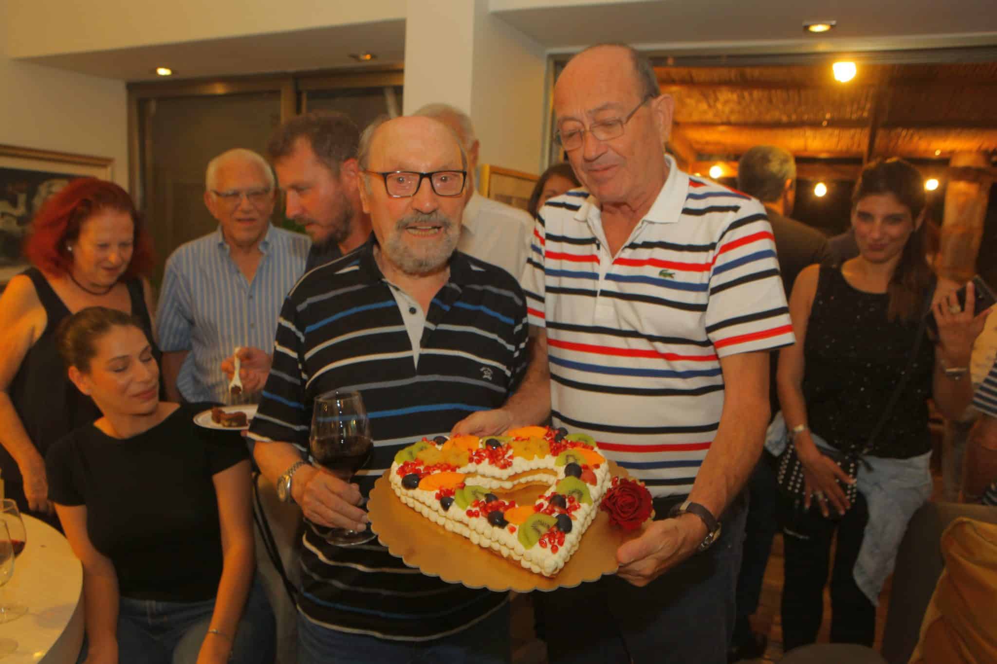 אמנון פאר מציג למיכאל (מימי) בן יוסף את עוגת האהבה ליום הולדתו ה-87. צילום דוד סילברמן dpsimages