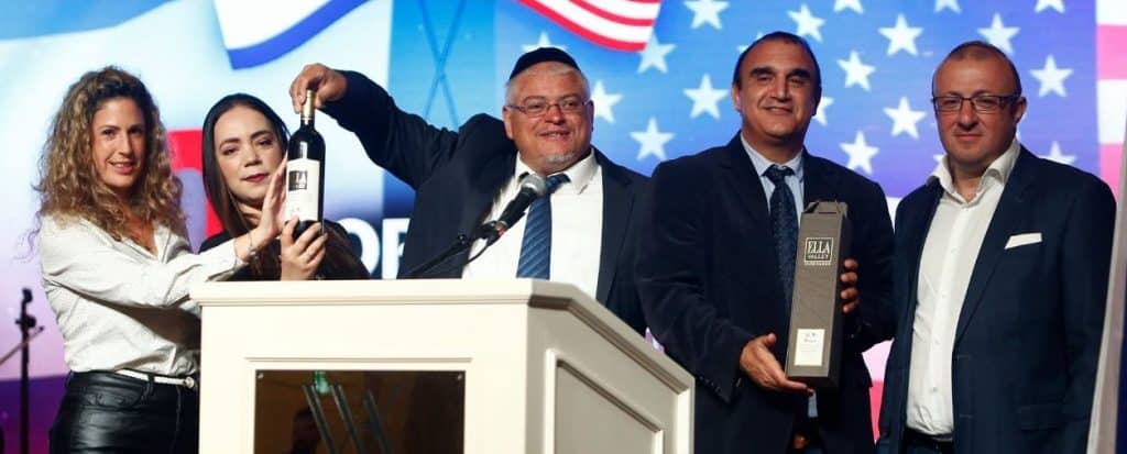 מאיר עמר (במרכז) באירוע השקת שגרירות ארצות הברית בירושלים שהתקיים ביקב. צילום מדף הפייסבוק
