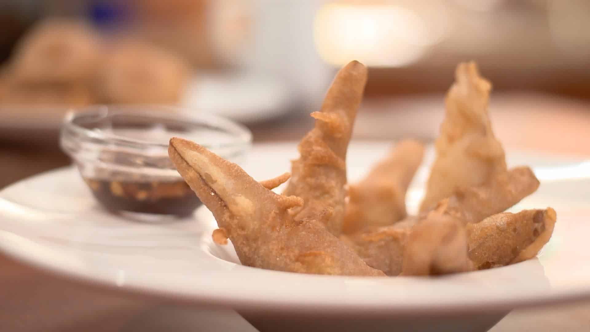 מגישים את האגסים בליווי הרוטב התאילנדי כחטיף בתחילת ארוחה או עם רוטב מייפל כקינוח