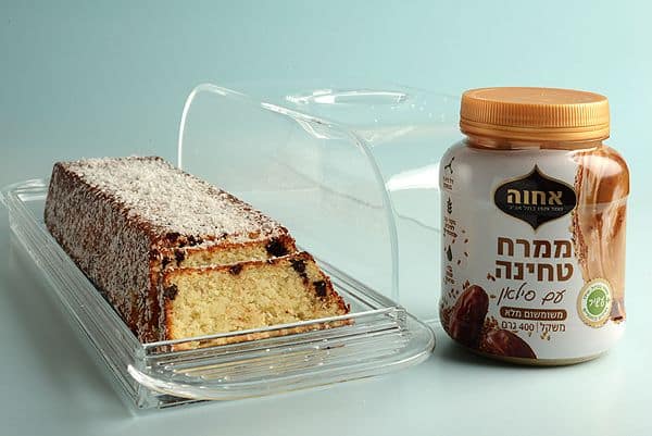 עוגה בחושה עם ממרח טחינה סילאן וקוקוס