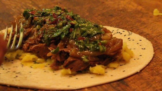 אישטבח אימצה מאפה בשר סורי-כורדי שנקרא שמבורכ. צילום מדף הפייסבוק