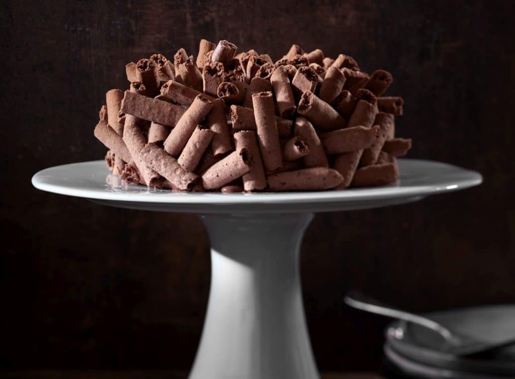 קונקורד - עוגת מוס שוקולד ללא קמח מעוטרת במרנג קקאו ושוקולד. צילום אנטולי מיכאלו ל"מטבחון"