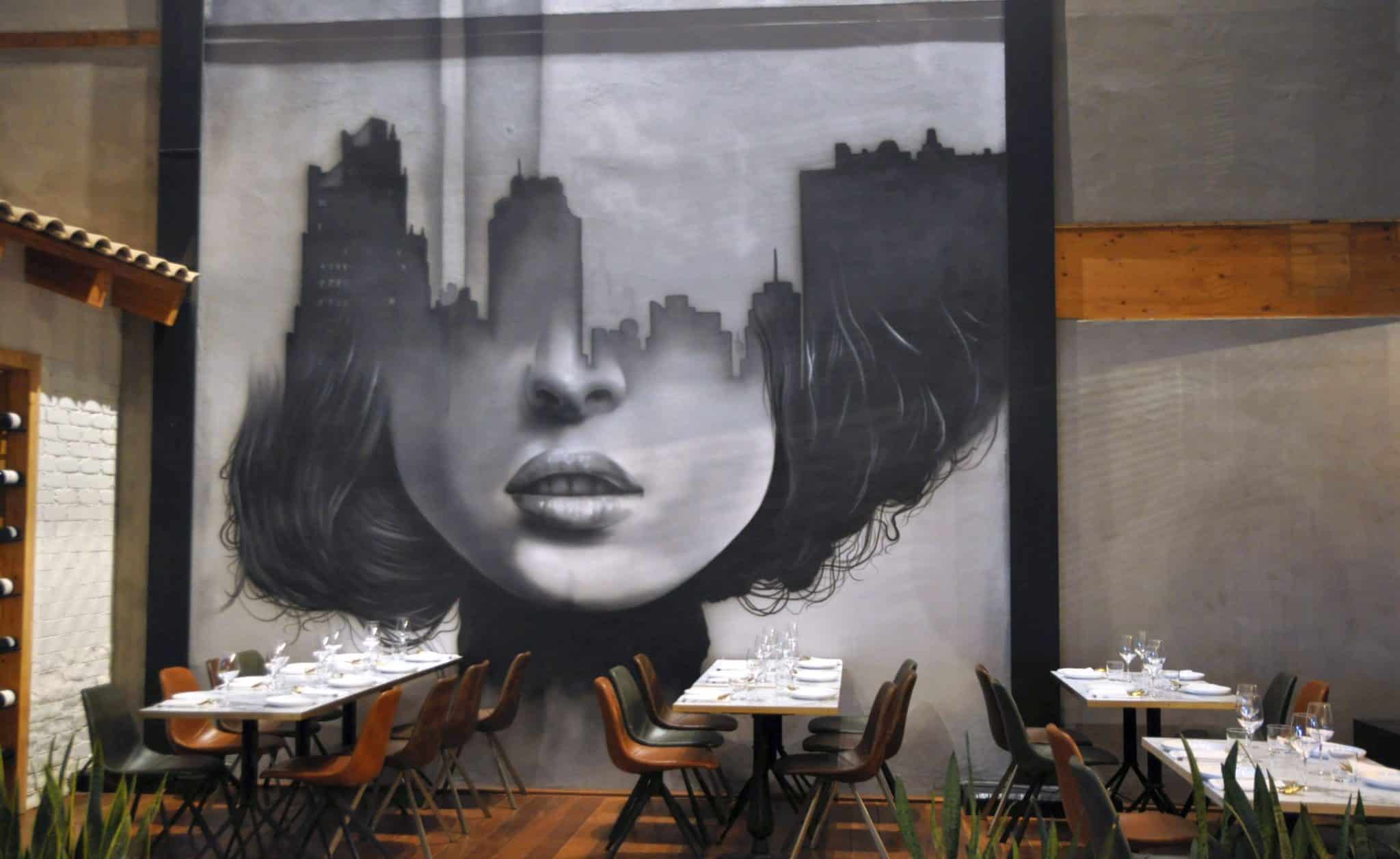 את הקיר המרכזי של המסעדה מפאר גרפיטי אורבני יפהפה המשרה אווירה ייחודית צעירה ועכשווית. צילום איריס לוי