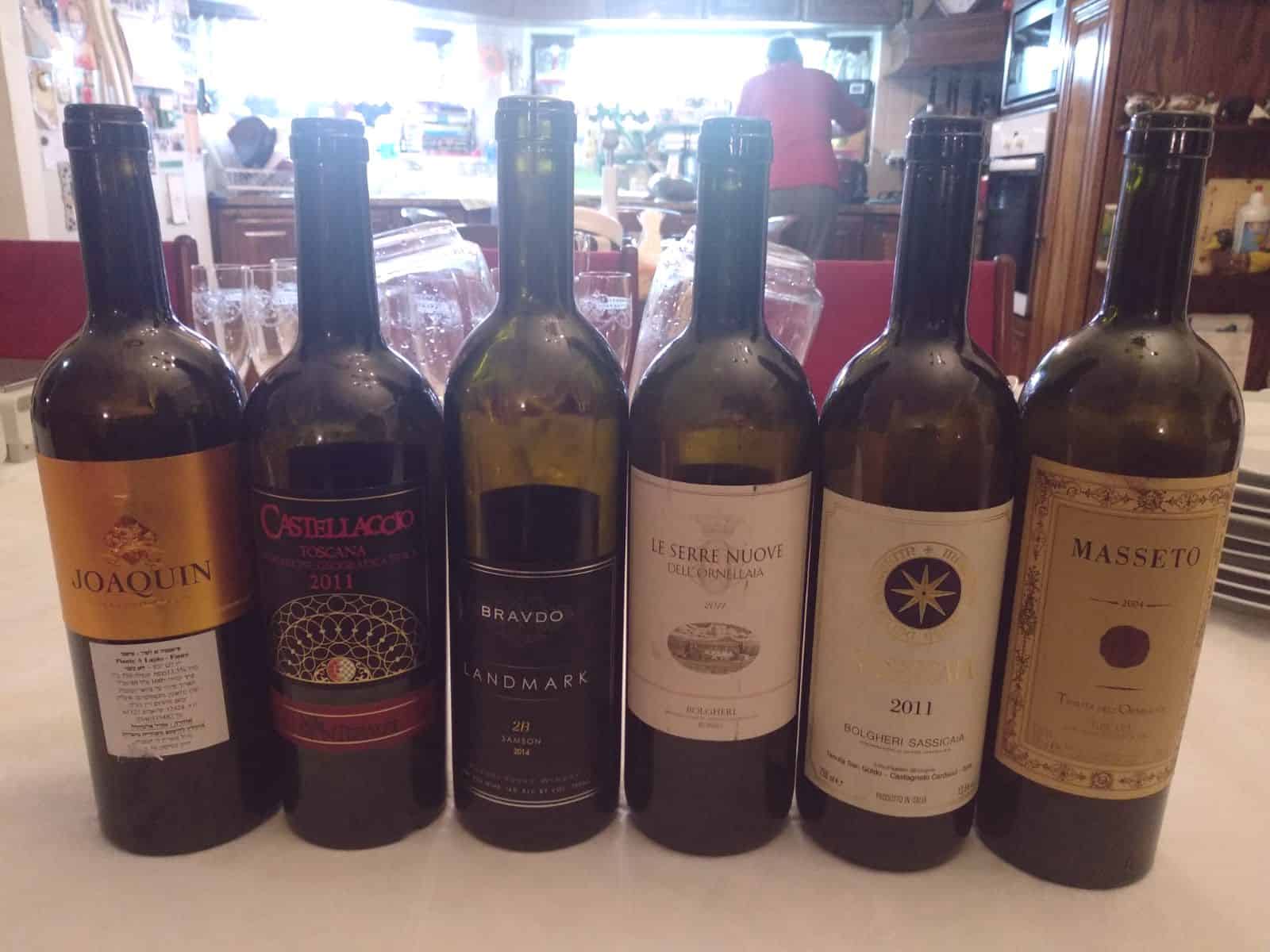 מגוון יינות איטלקים מתובלים בבקבוק יין ישראלי אחד
