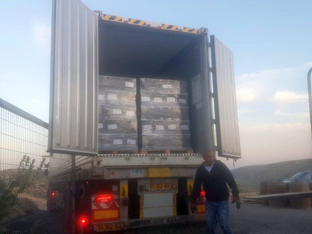 פעם ראשונה שמשאית מככבת בתמונה הראשית שלנו: משלוח יין של יקב פסגות בדרך לסין בעקבות החשיפה בעולם. צילום מדף הפייסבוק