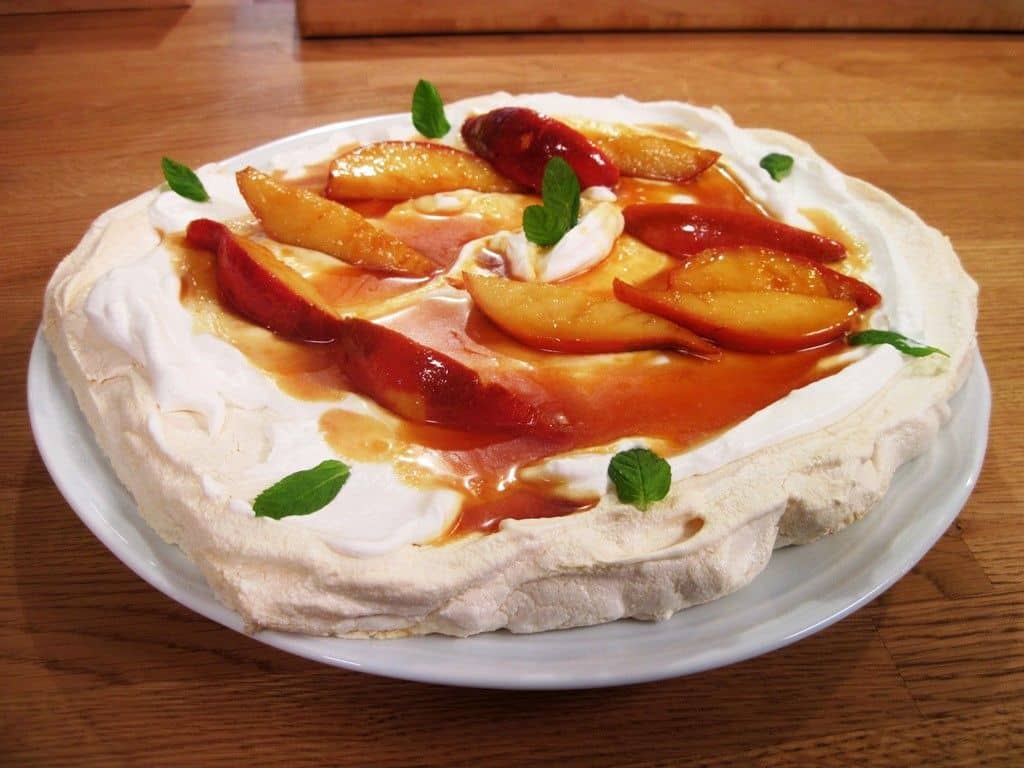 פבלובה עם אגסים בקרמל הדרים