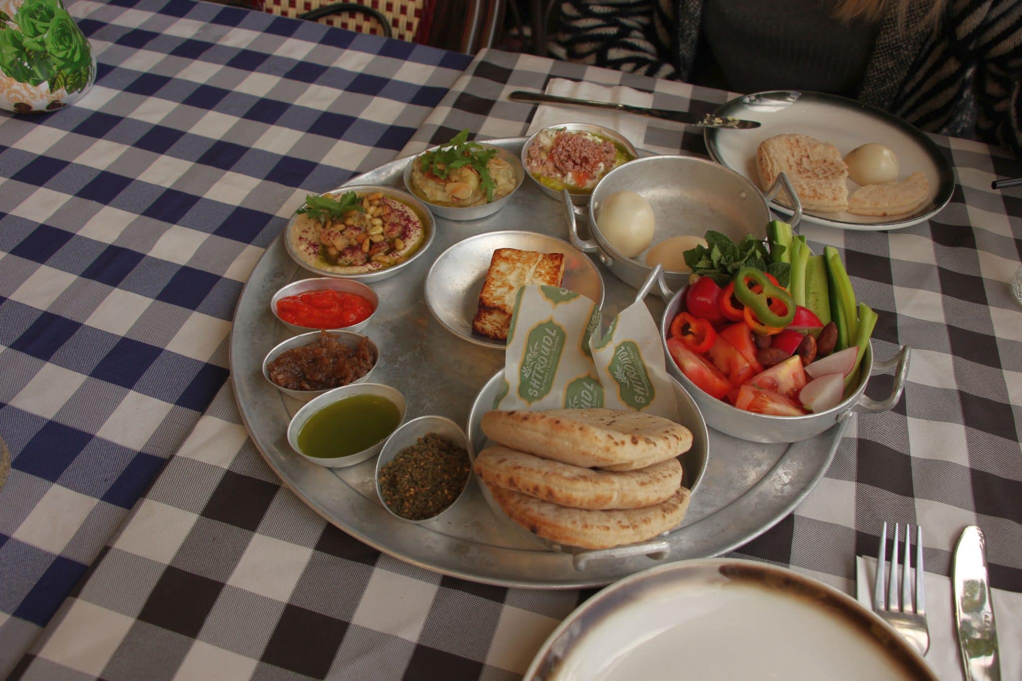 ארוחת הבוקר של סבתא היא ארוחת בוקר ערבית המוגשת במגש ענק ועליו שפע דברים טובים וטעימים. צילום איילת קרבצקי