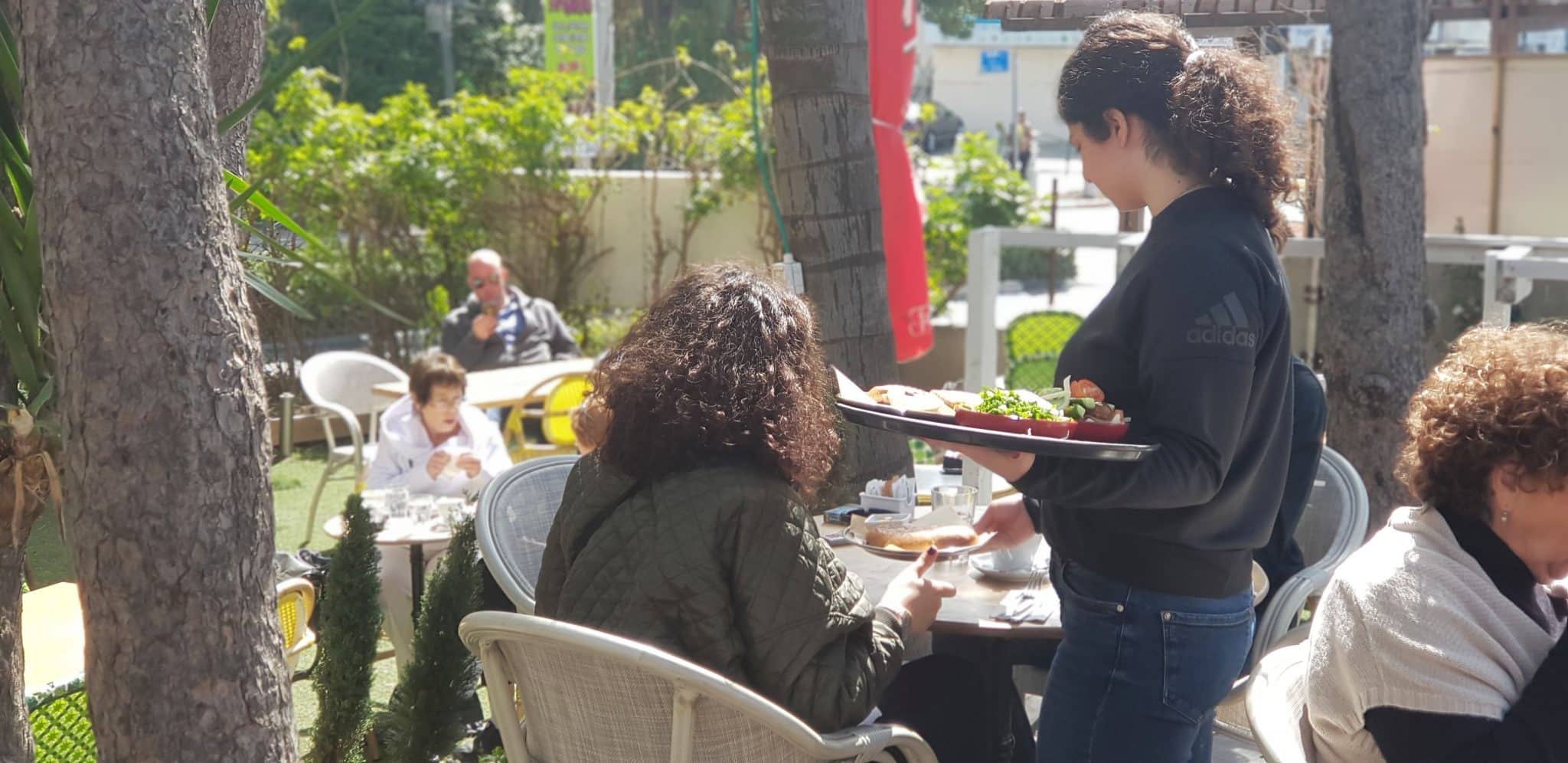 הלו מלצר יש לי תות בקפה!