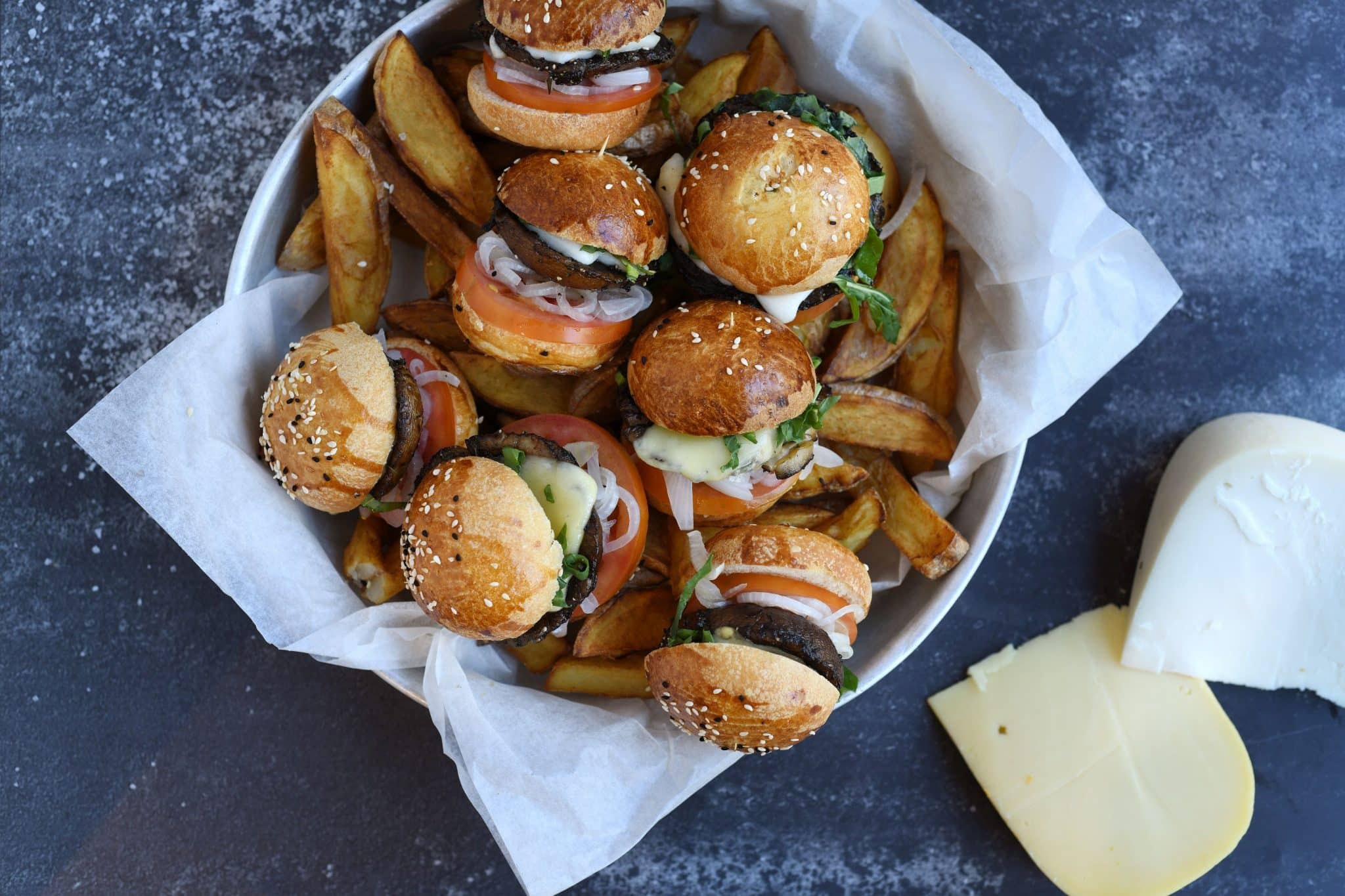 מוציאים את הפטריות והגבינה ובונים את ההמבורגר – בצל, עגבנייה, פטריות עם גבינה ומלפפון כבוש