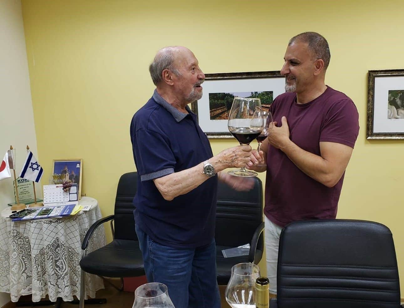 השבוע בענף היין 195: מימי ואלון מסיירים וטועמים. שוב שוד מחירי היין במסעדות ויקב צ'ילאג בן 20
