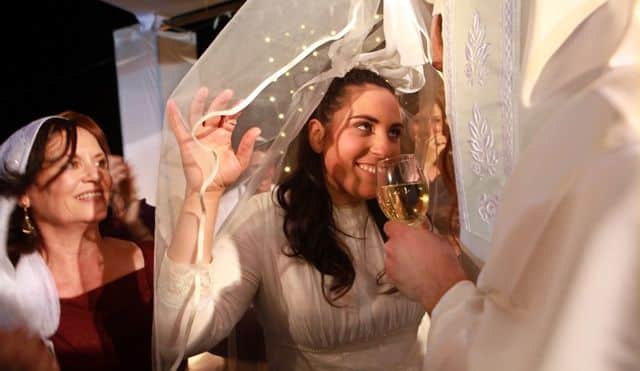 החתן הכלה ההינומה והיין. הפרס הראשון לתמונתו של צלם היין דיויד סילברמן בתחרות בינלאומית לצלמים מקצועיים בצרפת. קראו בהמשך