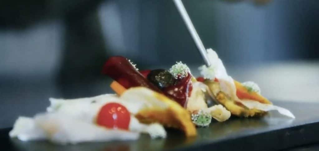 טעם השמיים (A Taste of Sky) - קלאוס מאייר הוא יזם קולינרי מדנמרק וממייסדי מסעדת 'נומה' המהוללת ועטורת כוכבי מישלן. מאייר מגיע לבוליביה כדי לפתוח את 'גוסטו', מסעדת עלית ובית ספר לבישול עבור הצעירים העניים של המדינה. צילום מיוטיוב