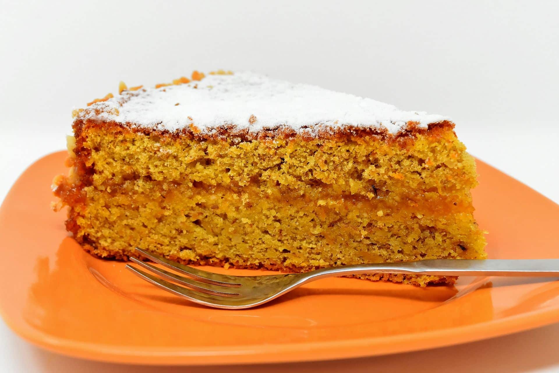 מורחים את הזיגוג על העוגה בחלק העליון. רצוי לשמור את העוגה במקרר. צילום pixabay