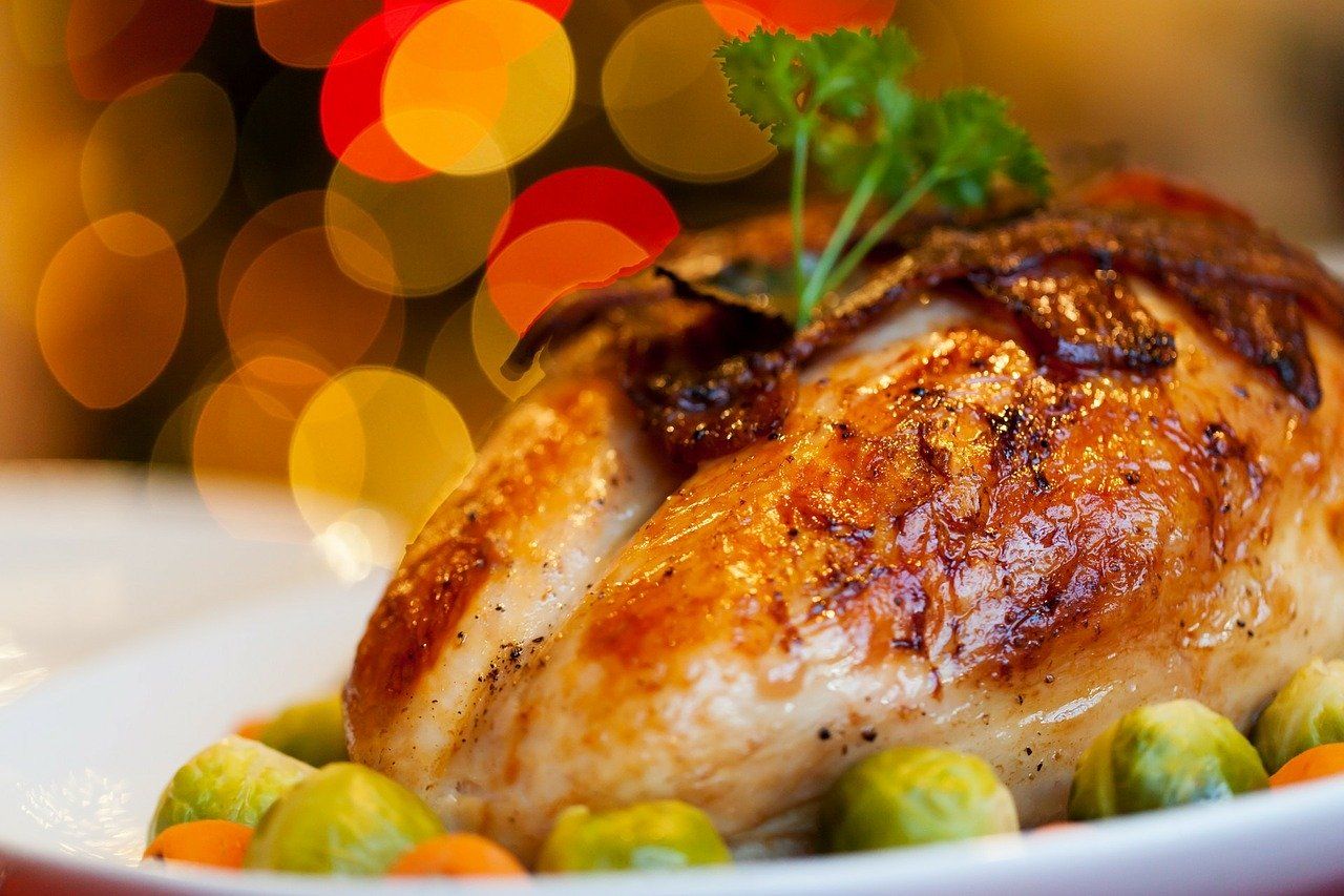 המנה העיקרית המוגשת למרכז השולחן היא תרנגול הודו שלם ממולא בכל טוב וצלוי היטב