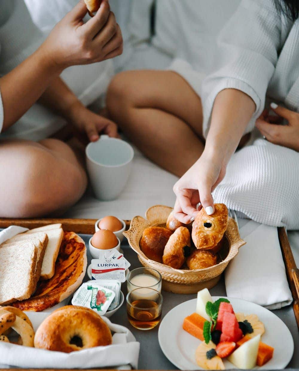 ארוחת בוקר שמגיעה עד למיטה נחשבת בעיני רבים לפינוק המושלם ביותר במהלך בוקר רגוע בבית