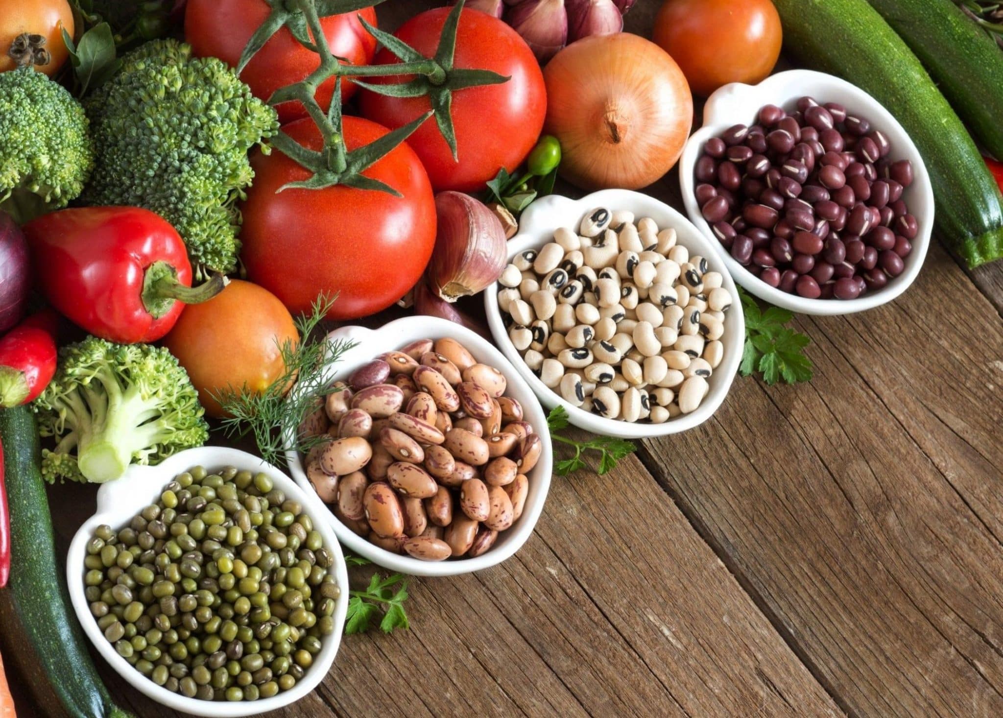 תזונה צמחית מתבססת על דגנים, ירקות ופירות, קטניות וזרעים, אגוזים, מוצרי חלב וביצים